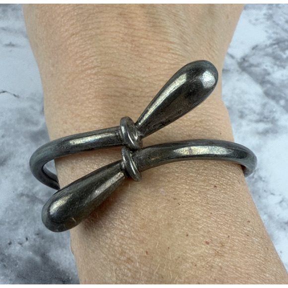 Vintage Mexico Sterling Silver Hinged Bypass Bangle Teardrop Patina Minimal - Picture 2 of 9